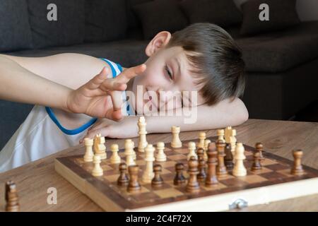 Un gioco divertente con i bambini a scacchi Foto Stock