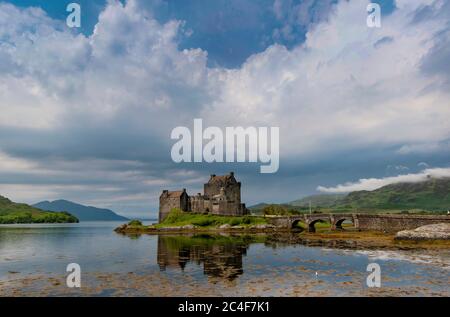 EILEAN DONAN CASTLE LOCH DUICH HIGHLAND SCOTLAND CASTLE SU UN'ISOLA ALTA MAREA CON LE NUVOLE DI PIOGGIA ESTIVE Foto Stock