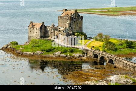 EILEAN DONAN CASTELLO LOCH DUICH HIGHLAND SCOZIA IL CASTELLO E LOCH IN ESTATE Foto Stock