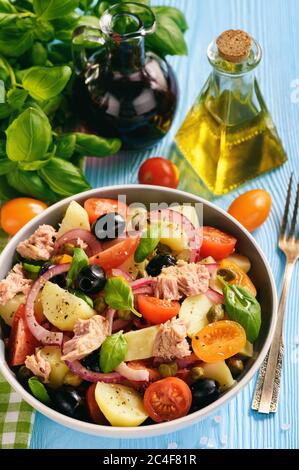 Insalata di patate con pomodori, olive, capperi, cipolla rossa, cucina italiana. Insalata Pantesca. Foto Stock