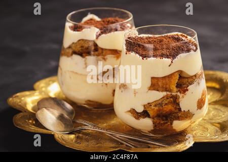 Torta tiramisù fatta in casa, dessert italiano. Foto Stock