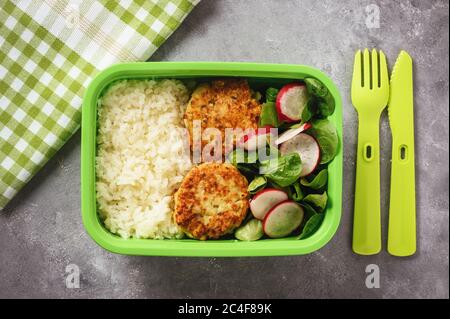 Pranzo al sacco con riso bollito, cotolette di pollo e insalata di radush. Foto Stock