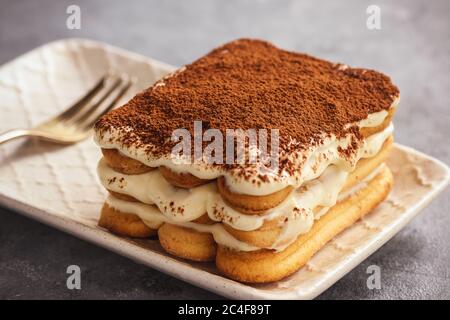 Torta tiramisù fatta in casa, dessert italiano. Foto Stock