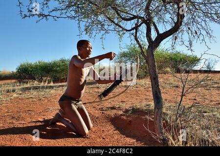 KALAHARI NAMIBIA - 24 GENNAIO 2016: Cacciatore Boscimano. Il popolo San, conosciuto anche come Boscimani, è membro di varie popolazioni indigene cacciatori-raccoglitori di questo Foto Stock