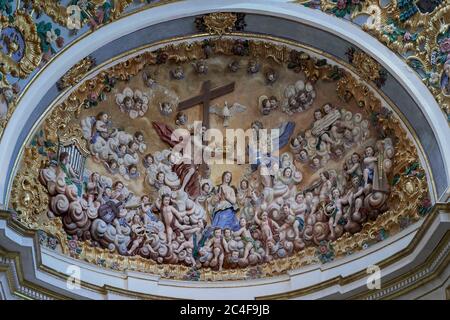 Incoronazione della Vergine con numerosi angeli musicali, Sacristia Sindaco della cattedrale di Burgos in stile rococò barocco Castiglia e Leon, Spagna. Foto Stock