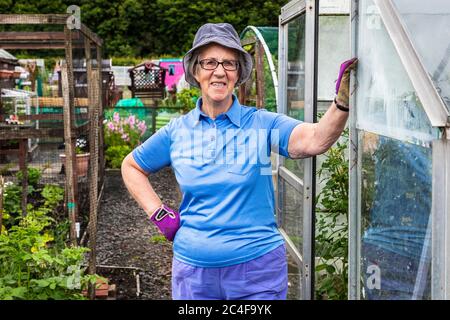 Janette Jenkins, Eglinton Growers, Allotments, kilwinning, Ayrshire, Scozia. Janette Jenkins è un diacono in pensione Foto Stock