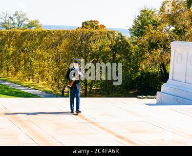 Arlington USA- Ottobre 26 2014; Soldato che marciava mentre sorvegliava la Tomba di Unkown Soldier al Cimitero Nazionale di Arlington. Foto Stock