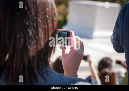 Arlington USA - Ottobre 26 2014; riprese di cambio di guardia a Tomba di Unkown Soldier Arlington, persone che tengono telefoni cellulari e di registrazione. Foto Stock