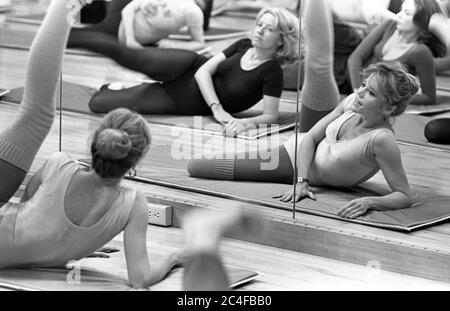 Jane fonda che conduce una lezione di esercizio al suo studio di fitness Jane fonda's Workout a Beverly Hills, CA, 1980 Foto Stock