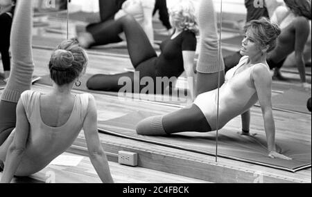 Jane fonda che conduce una lezione di esercizio al suo studio di fitness Jane fonda's Workout a Beverly Hills, CA, 1980 Foto Stock