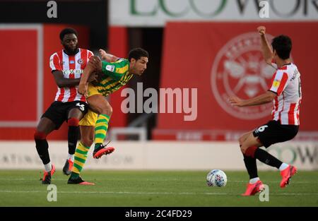 Josh Dasilva di Brentford (a sinistra) e Jake Livermore di West Bromwich Albion combattono per la palla durante la partita del campionato Sky Bet al Griffin Park, Londra. Foto Stock