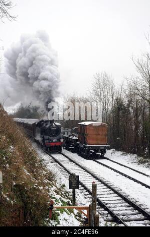 80072 prende il treno per Bridgnorth lontano da Bewdley nella neve. Foto Stock