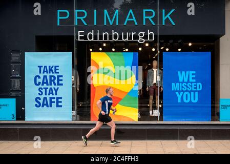 Segni di sostegno durante Covid-19 nella finestra del negozio di Primark mentre si prepara a riaprire su Princes Street, Edimburgo, Scozia, Regno Unito. Foto Stock