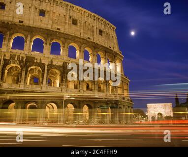 Il Colosseo (Colosseo) illuminato al tramonto, IV Templum Pacis, Roma (Roma), Regione Lazio, Italia Foto Stock