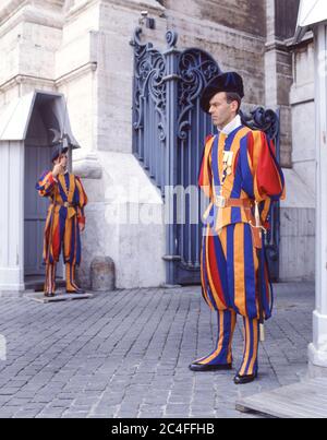 Guardie svizzere Pontficial in uniforme tradizionale fuori Città del Vaticano, Piazza San Pietro, Roma, Regione Lazio, Italia Foto Stock