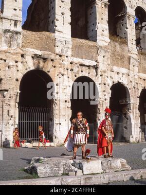 Soldato romano di fronte al Colosseo (Colosseo), IV Templum Pacis, Roma (Roma), Regione Lazio, Italia Foto Stock