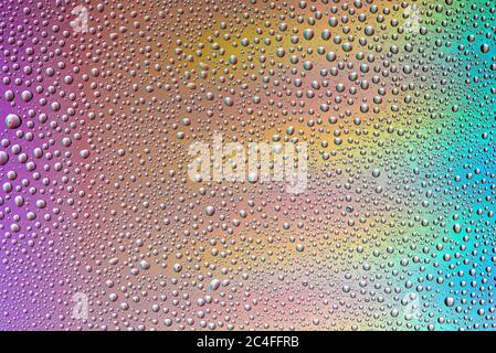 Sfondo di gocce d'acqua su superficie colorata gradiente. Foto Stock