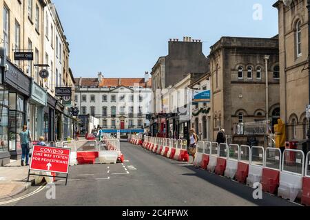 Covid 19 - sistema unidirezionale per pedoni realizzato utilizzando barriere stradali per ampliare i marciapiedi di Clifton Village per la distanza sociale, Bristol, Regno Unito Foto Stock