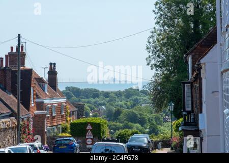 La vista da Winchelsea, East Sussex a Dungeness Power Station, Kent, Regno Unito Foto Stock