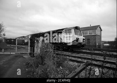 '70017' a Bishton Crossing con un servizio di trasporto su linea libera di Southampton. Foto Stock