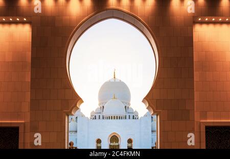 Grande moschea Sheikh Zayed ad Abu Dhabi, vista panoramica degli Emirati Arabi Uniti al tramonto Foto Stock