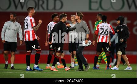 Il manager di Brentford Thomas Frank festeggia con i suoi giocatori dopo la partita del campionato Sky Bet al Griffin Park, Londra. Foto Stock