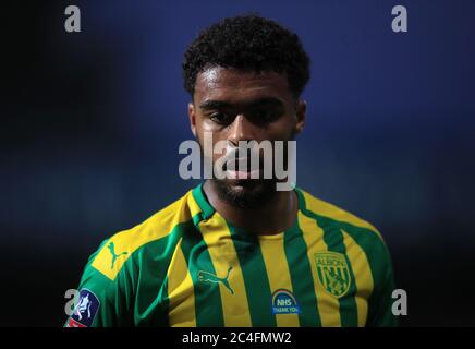 Darnell Furlong di West Bromwich Albion durante la partita del campionato Sky Bet al Griffin Park, Londra. Foto Stock