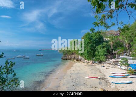 Nusa Lembongan, Bali, Indonesia - 20 maggio 2018: Piccola spiaggia appartata, presa nel pomeriggio con poche persone, Nusa Lembongan, Bali, Indonesia Foto Stock