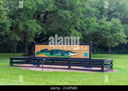 Needville, TX, USA - 26 giugno 2020: Cartello Brazos Bend state Park, lungo il fiume Brazos, gestito dal Texas Parks and Wildlife Department Foto Stock