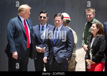 Il presidente degli Stati Uniti Donald Trump tournée in una nuova sezione del muro di confine lungo il confine messicano-americano 23 giugno 2020 a San Luis, Arizona. Si uniscono al presidente da sinistra a destra: Segretario del DHS Chad Wolf, Arizona Gov. Doug Ducey, Tenente Generale Todd Semonite, Direttore della Patria di confine Rodney Scott e Senatore Martha McSally. Foto Stock