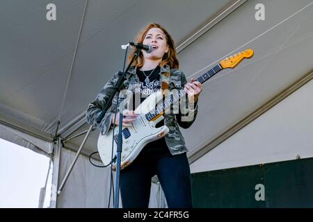 Chitarrista, Rebecca Lovell di Larkin Poe, Vancouver Folk Music Festival, Vancouver, British Columbia, Canada Foto Stock