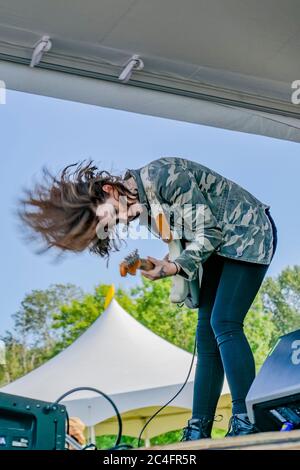 Chitarrista, Rebecca Lovell di Larkin Poe, Vancouver Folk Music Festival, Vancouver, British Columbia, Canada Foto Stock