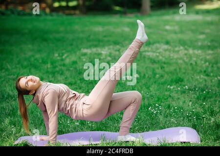 La ragazza è impegnata nello sport, uno stile di vita sano Foto Stock