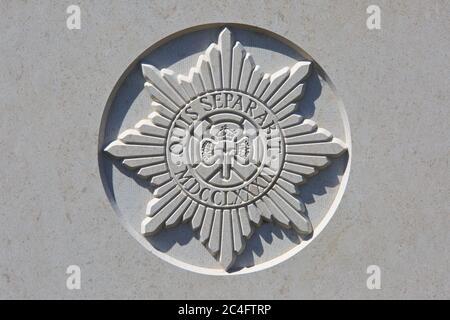 L'emblema regimentale delle guardie irlandesi (1900-attuali) su una lapide della prima guerra mondiale al Tyne Cot Cemetery a Zonnebeke, Belgio Foto Stock