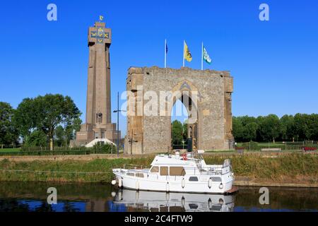 La Yser Tower e la Peace Gate commemorano i soldati uccisi sul fronte Yser nella prima guerra mondiale a Diksmuide, Belgio Foto Stock