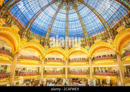 Grandi magazzini Galeries Lafayette nel centro di Parigi, Francia. Foto Stock