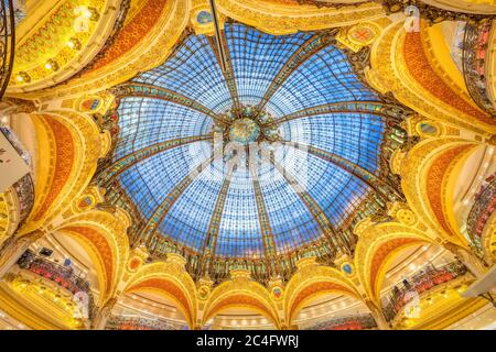 Grandi magazzini Galeries Lafayette nel centro di Parigi, Francia. Foto Stock