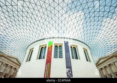 Regina Elisabetta II Gran Corte nel British Museum London Inghilterra Regno Unito Foto Stock