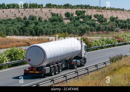 Carro cisterna per il trasporto di gas pericolosi in circolazione su strada Foto Stock
