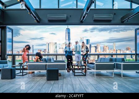 Sul tetto del bar Exchange Place sul tetto con vedute dello skyline di New York City in Jersey City USA Foto Stock