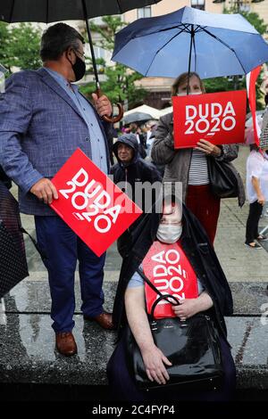 I sostenitori politici di Andrzej Duda visti con cartelli e ombrelli durante il rally.in sostegno dell'attuale presidente della Polonia, Andrzej Duda, che sta facendo domanda per le rielezioni presidenziali che si terranno il 28 giugno, si è tenuto un raduno politico. Il rally è stato accompagnato dai suoi anziani stabili dell'elettorato e dai piccoli abitanti conservatori della città. Una controricorrente è stata tenuta contro le dichiarazioni omofobiche di Duda. Foto Stock