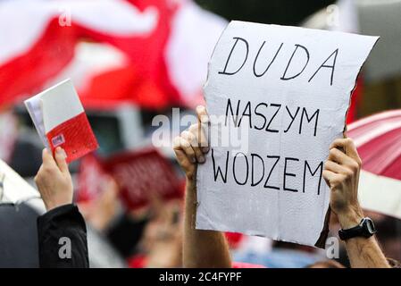 Un cartello con slogan 'Duda - il nostro leader' visto durante il rally.in sostegno dell'attuale presidente della Polonia, Andrzej Duda, che chiede di rielezioni presidenziali che si terranno il 28 giugno, si è tenuto un raduno politico. Il rally è stato accompagnato dai suoi anziani stabili dell'elettorato e dai piccoli abitanti conservatori della città. Una controricorrente è stata tenuta contro le dichiarazioni omofobiche di Duda. Foto Stock