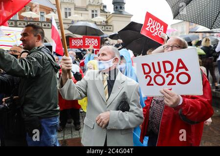 Cracovia, Polonia minore, Polonia. 21 Giugno 2020. I sostenitori di Andrzej Duda hanno tenuto cartelli durante il rally.in sostegno dell'attuale presidente della Polonia, Andrzej Duda, che chiede di rielezioni presidenziali che si terranno il 28 giugno, si è tenuto un raduno politico. Il rally è stato accompagnato dai suoi anziani stabili dell'elettorato e dai piccoli abitanti conservatori della città. Una controricorrente è stata tenuta contro le dichiarazioni omofobiche di Duda. Credit: Filip Radwanski/SOPA Images/ZUMA Wire/Alamy Live News Foto Stock