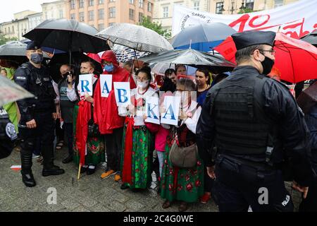 Cracovia, Polonia minore, Polonia. 21 Giugno 2020. I sostenitori politici di Andrzej Duda visti con cartelli e ombrelli durante il rally.in sostegno dell'attuale presidente della Polonia, Andrzej Duda, che sta facendo domanda per le rielezioni presidenziali che si terranno il 28 giugno, si è tenuto un raduno politico. Il rally è stato accompagnato dai suoi anziani stabili dell'elettorato e dai piccoli abitanti conservatori della città. Una controricorrente è stata tenuta contro le dichiarazioni omofobiche di Duda. Credit: Filip Radwanski/SOPA Images/ZUMA Wire/Alamy Live News Foto Stock