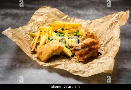 Pesce e patatine - spesso cibo usato da pub britannici Foto Stock