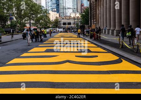 Brooklyn, Stati Uniti d'America . 26 Giugno 2020. Il murales Black Lives Matter finito fuori dalla Brooklyn Borough Hall il 26 giugno 2020. (Foto di Gabriele Holtermann/Sipa USA) Credit: Sipa USA/Alamy Live News Foto Stock