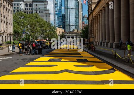 Brooklyn, Stati Uniti d'America . 26 Giugno 2020. Il murales Black Lives Matter finito fuori dalla Brooklyn Borough Hall il 26 giugno 2020. (Foto di Gabriele Holtermann/Sipa USA) Credit: Sipa USA/Alamy Live News Foto Stock