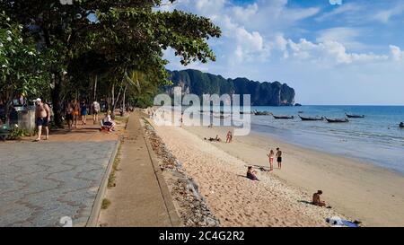 Bella vista di Ao Nang Beach, Ao Nang District, Krabi, Thailandia 23/11/2019 Foto Stock