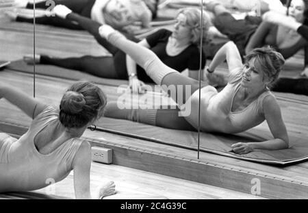 Jane fonda che conduce una lezione di esercizio al suo studio di fitness Jane fonda's Workout a Beverly Hills, CA, 1980 Foto Stock