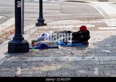 Due afroamericani senza casa si trovano sulla strada nel centro di Washington, DC, USA Foto Stock
